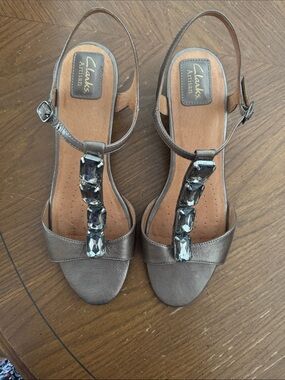 Clarks Artisan Metallic Pewter T-Strap Low Wedge Sandals w/ Faceted Gems 11 NWOB